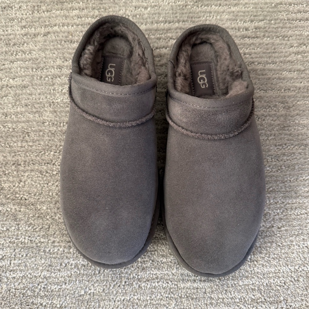 BRAND NEW! UGG classic slipper - women’s size 8 - Picture 2 of 6